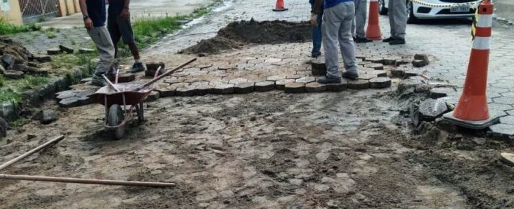 Prefeitura faz manutenção de bloquetes na Avenida Siqueira Campos, no Centro