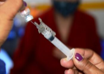 Caraguatatuba inicia aplicação da 4ª dose da vacina contra Covid-19 em idosos acima de 80 anos