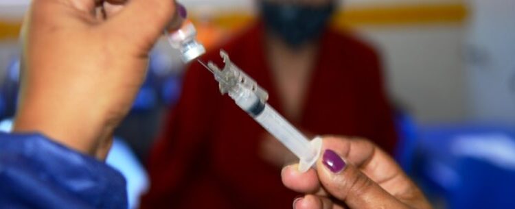 Caraguatatuba inicia aplicação da 4ª dose da vacina contra Covid-19 em idosos acima de 80 anos