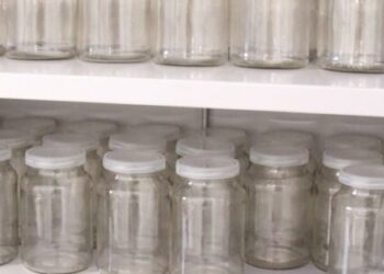 Caraguatatuba arrecada frasco de vidro para coleta de leite materno