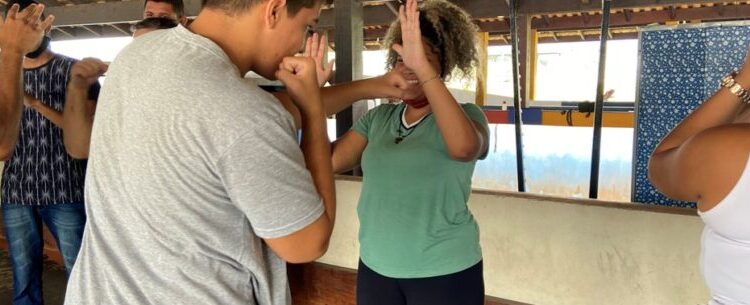 Estudantes de escola estadual de Caraguatatuba participam de aula de boxe no CEMUG