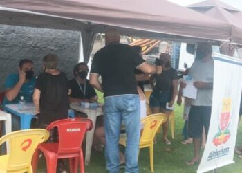 Prefeitura de Caraguatatuba realiza nova entrega de guias de emplacamento para ligação de esgoto no Jardim Gaivotas