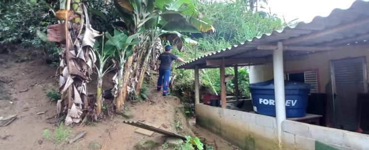 Defesa Civil de Caraguatatuba vistoria quedas de árvores e a área atingida por ressaca na Mococa