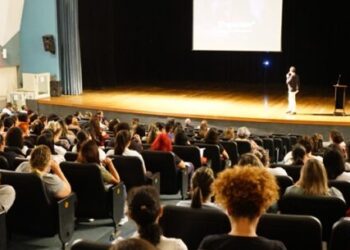 Cerca de 600 trabalhadores da saúde participam da palestra ‘Seja sua melhor versão’