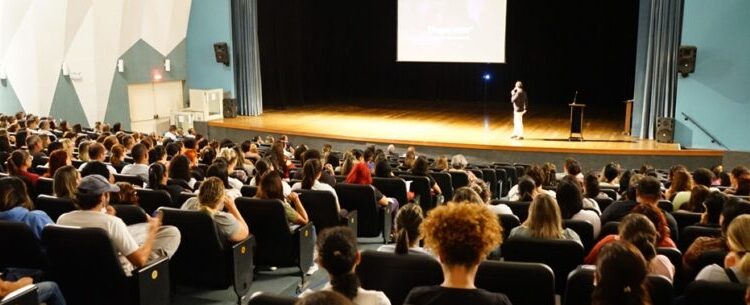 Cerca de 600 trabalhadores da saúde participam da palestra ‘Seja sua melhor versão’