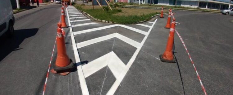 Prefeitura de Caraguatatuba pinta mais de 2,5 km em sinalização viária em várias regiões