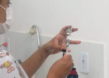 Vacinação contra gripe continua aberta para idosos e profissionais da saúde em Caraguatatuba
