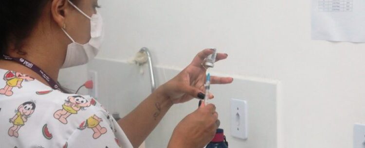 Vacinação contra gripe continua aberta para idosos e profissionais da saúde em Caraguatatuba