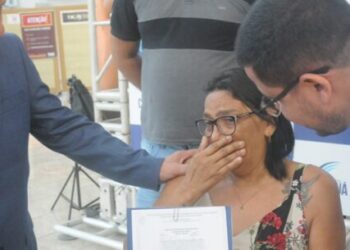 Prefeito de Caraguatatuba entrega título de regularização fundiária para 184 famílias de núcleos congelados por 10 anos