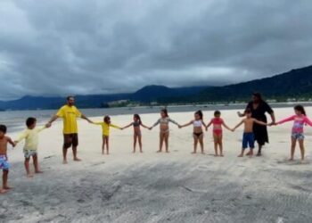 Projeto leva estudantes da sala de aula para praia em Caraguatatuba