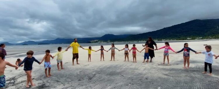 Projeto leva estudantes da sala de aula para praia em Caraguatatuba