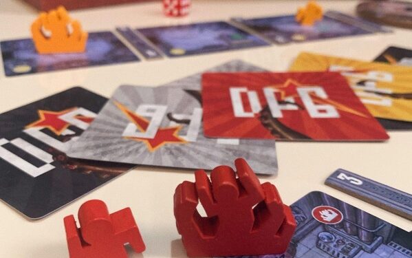 Artista de Caraguatatuba, Nordan Manz lança jogo de tabuleiro pela Buró de Jogos