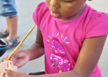 Escola de Caraguatatuba desenvolve atividade lúdica com dinossauros na educação infantil