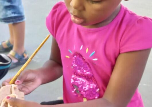 Escola de Caraguatatuba desenvolve atividade lúdica com dinossauros na educação infantil