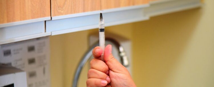 Caraguatatuba inicia vacinação da 4ª dose contra Covid-19 em idosos acima de 60 anos nesta terça-feira