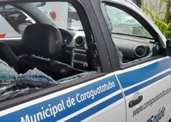 Veículo da Prefeitura de Caraguatatuba é apedrejado no bairro Morro do Algodão