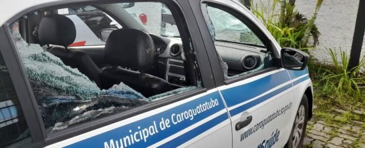 Veículo da Prefeitura de Caraguatatuba é apedrejado no bairro Morro do Algodão