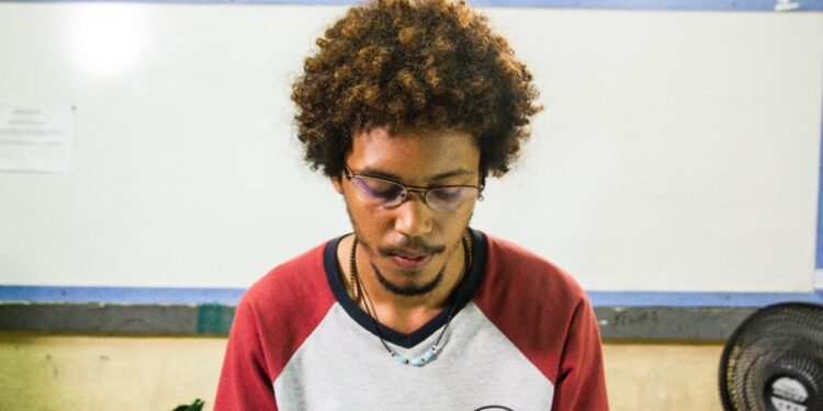 Cineclube Sambaqui faz sessão gratuita do filme ‘Cabeça de Nêgo’ nesta sexta-feira