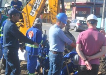 Prefeito de Caraguatatuba conhece nova tecnologia aplicada em obra da Sabesp no Poiares