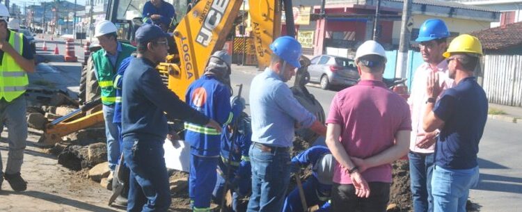 Prefeito de Caraguatatuba conhece nova tecnologia aplicada em obra da Sabesp no Poiares