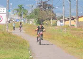 Prefeito de Caraguatatuba assina ordem de serviço para início das obras de revitalização da ciclovia na SP-55