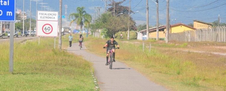 Prefeito de Caraguatatuba assina ordem de serviço para início das obras de revitalização da ciclovia na SP-55