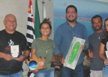 Prefeito de Caraguatatuba recebe jovem surfista destaque em campeonatos nacionais de longboard