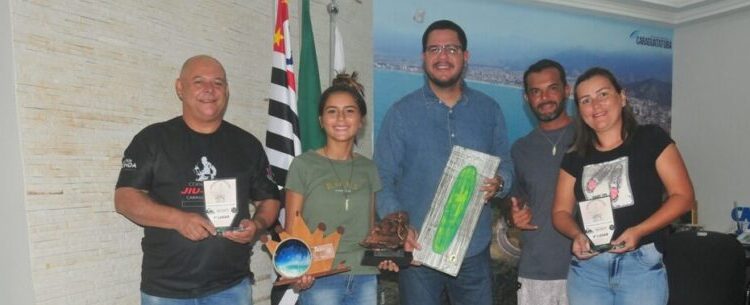 Prefeito de Caraguatatuba recebe jovem surfista destaque em campeonatos nacionais de longboard