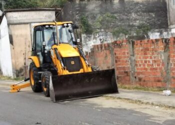 Prefeitura faz a demolição de muro construído irregularmente em área pública de Caraguatatuba