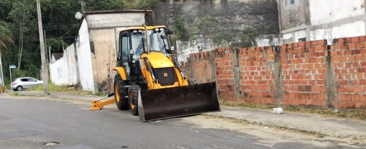 Prefeitura faz a demolição de muro construído irregularmente em área pública de Caraguatatuba