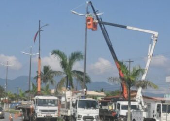 Prefeitura de Caraguatatuba acende luzes dos novos postes de iluminação pública no Jardim Britânia