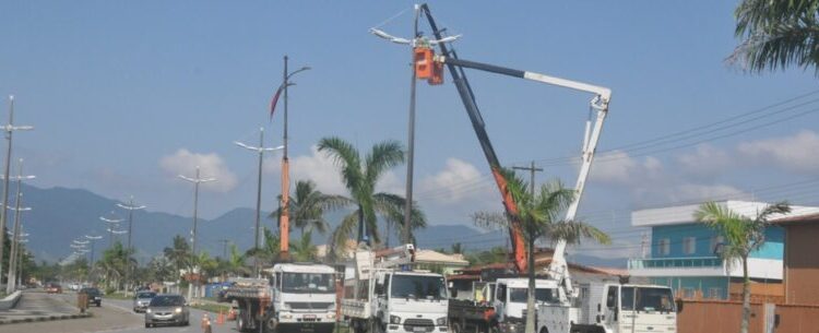 Prefeitura de Caraguatatuba acende luzes dos novos postes de iluminação pública no Jardim Britânia