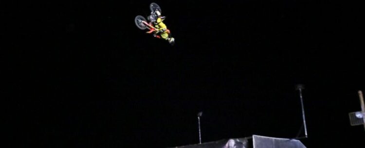 Maratona aquática, campeonato de pesca e manobras radicais são atrações neste final de semana em Caraguatatuba