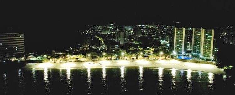Prefeito de Caraguatatuba entrega iluminação de led da orla da Prainha