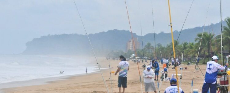 Federação Paulista de Pesca e Lançamento doa 140 quilos de alimentos para instituições sociais de Caraguatatuba