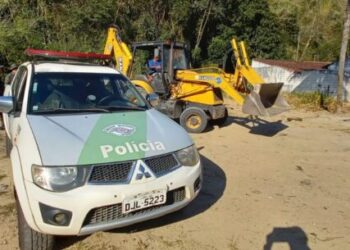 Prefeitura de Caraguatatuba remove cerca improvisada e recupera área pública invadida no Rio do Ouro