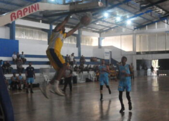 Caraguatatuba vence equipe de São José dos Campos e lidera Copa Metropolitano de Basquete