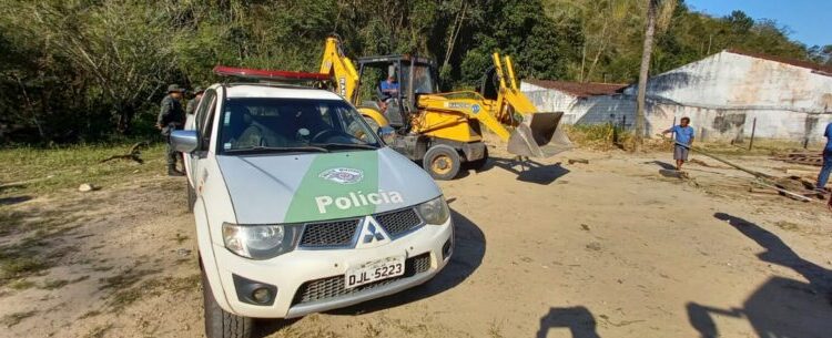 Prefeitura de Caraguatatuba remove cerca improvisada e recupera área pública invadida no Rio do Ouro