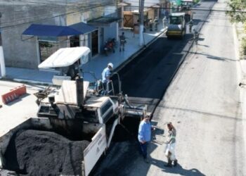 Mais uma rua no bairro Travessão, na região sul de Caraguatatuba, recebe obras de pavimentação asfáltica