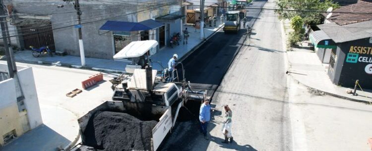 Mais uma rua no bairro Travessão, na região sul de Caraguatatuba, recebe obras de pavimentação asfáltica