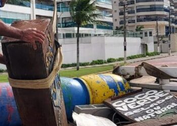 Prefeitura de Caraguatatuba retira materiais inservíveis da Praia Martim de Sá