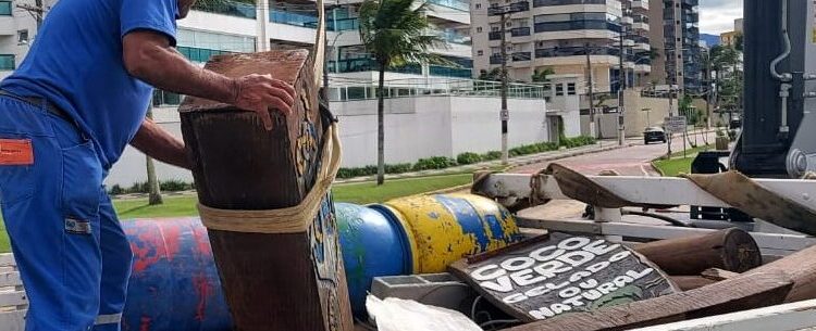 Prefeitura de Caraguatatuba retira materiais inservíveis da Praia Martim de Sá