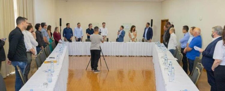 Prefeito de Caraguatatuba participa da primeira reunião da AMVale