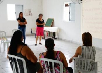 Prefeitura de Caraguatatuba promove palestra sobre serviços do CRAS para moradores do Residencial Jetuba