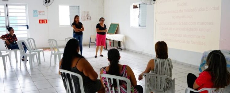 Prefeitura de Caraguatatuba promove palestra sobre serviços do CRAS para moradores do Residencial Jetuba