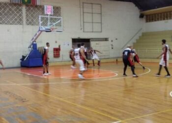 Jogadores de Caraguatatuba se classificam em mais uma etapa da Copa Metropolitano de Basquete