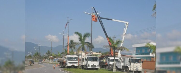 Secretaria de Obras dá continuidade ao serviço de iluminação pública na região central até o Porto Novo