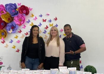 Entrega de kits de absorventes para adolescentes da rede municipal de ensino é acompanhada pela vereadora Vera Morais
