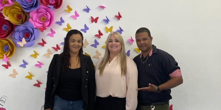 Entrega de kits de absorventes para adolescentes da rede municipal de ensino é acompanhada pela vereadora Vera Morais