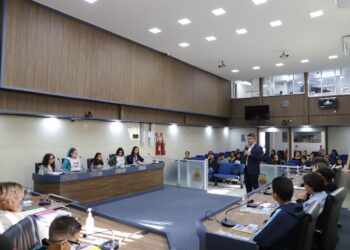 Jovens vereadores participam de reunião na Câmara Municipal